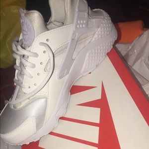 Nike huaraches (White), size 8